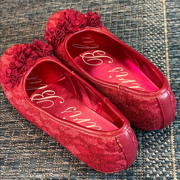 Paris Blues Red Lace Floral Dress Shoes - Picture 5 of 5